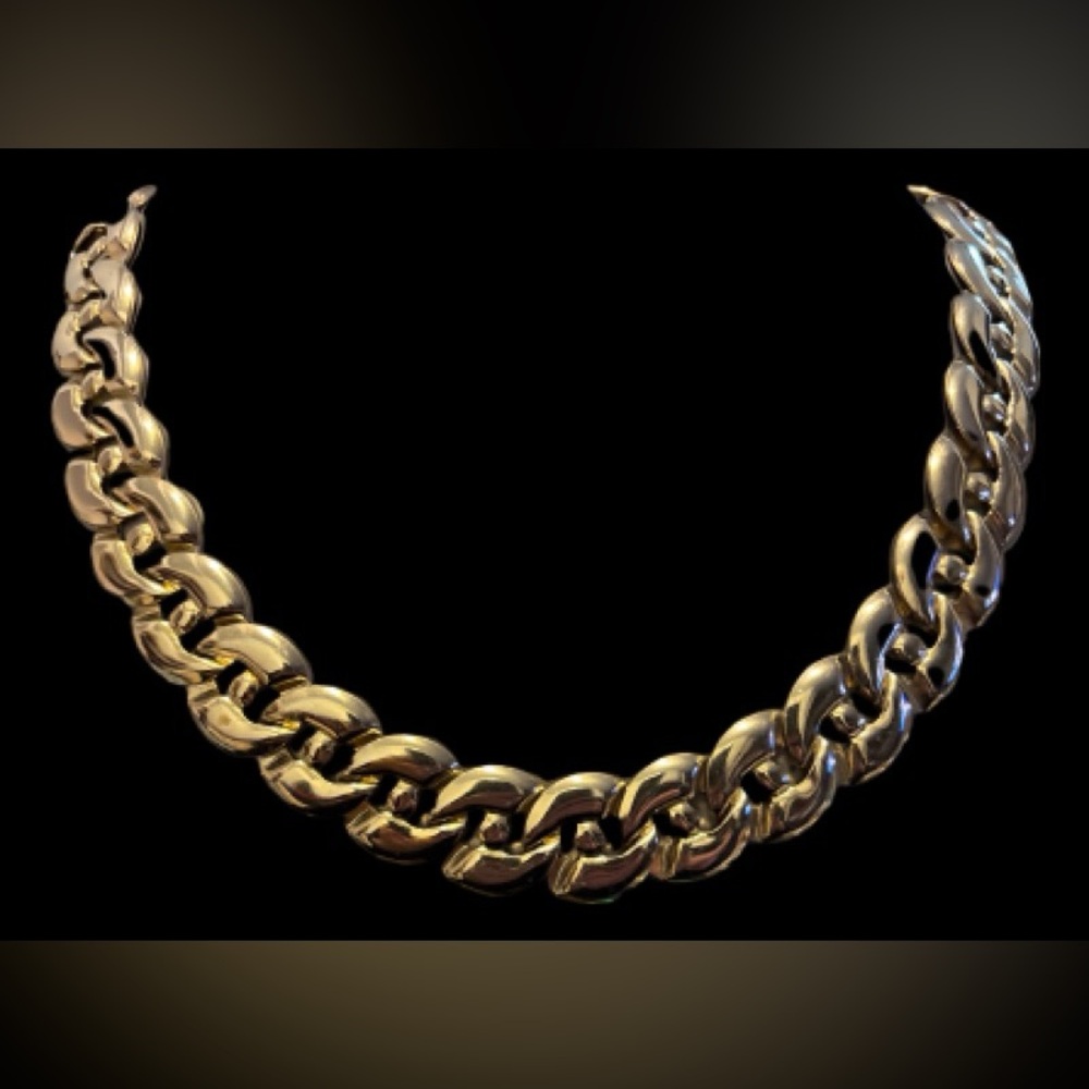 21. Elegant Gold-tone Collar Necklace